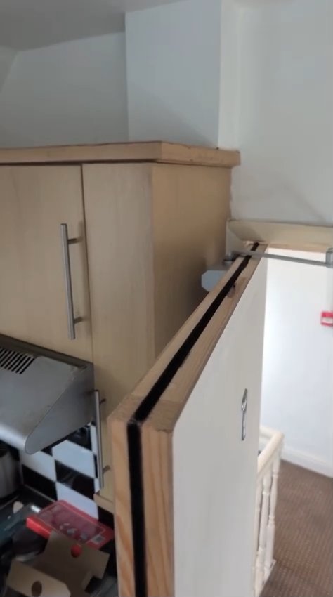Fire seal strip in door edge