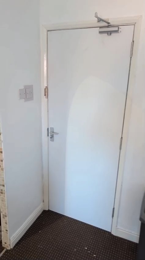 Flat 8 overhead self closer